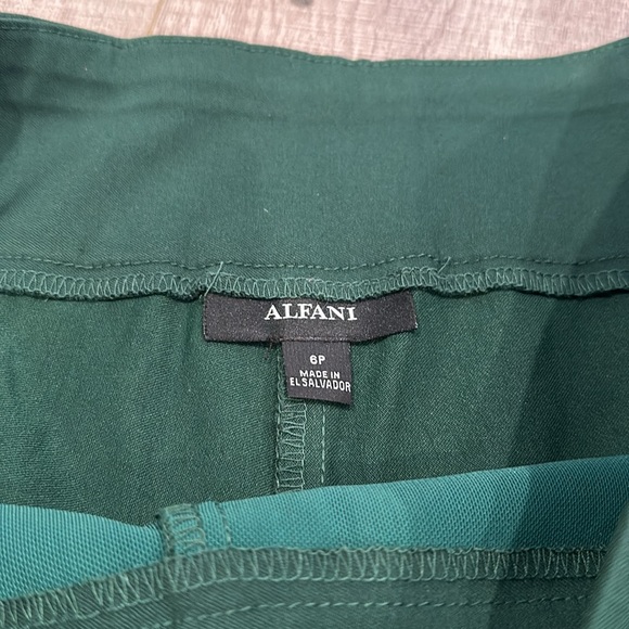 Bundle 2 pairs of Women’s Crop Pants - Picture 3 of 5